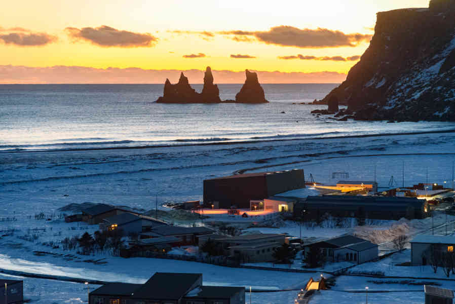 Islandia 137 - Vík i Mýrdal - acantilados rocosos de Reynisdrangur - Skessudrangar, Landdrangar y Langhamrar - atardecer.jpg